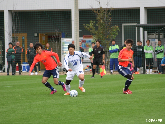 Exciting matches in each group of the 3rd All Japan Seniors (over 40) Football Tournament
