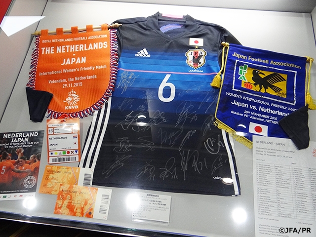 国際親善試合　なでしこジャパン（日本女子代表） vs オランダ女子代表のサイン入りユニフォームなどを展示