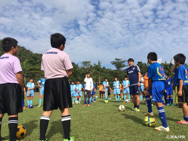 U-22日本代表 手倉森誠監督が石垣島でサッカー教室を開催