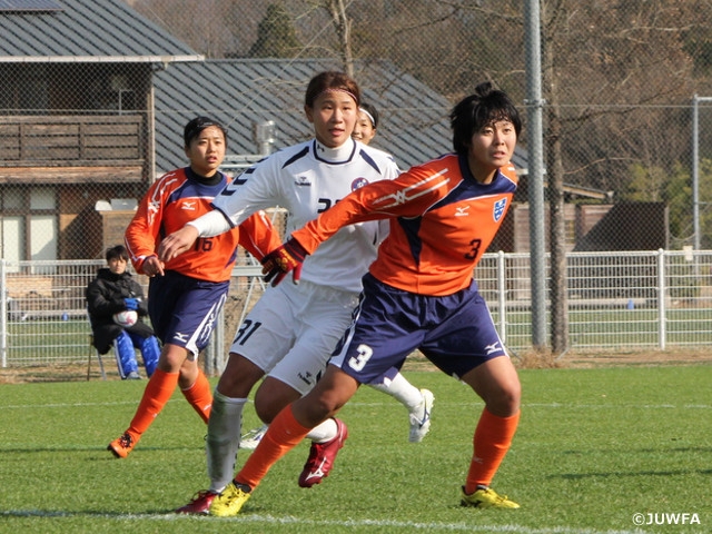Players display heated battles in All Japan University Women's Football Championship