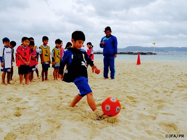 沖縄の子どもたちがビーチサッカーを体験 ～JFAキッズサッカーフェスティバル～