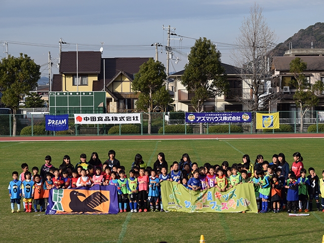 JFAキッズ（U-6/8）サッカーフェスティバル 和歌山県和歌山市の紀三井寺球技場に、287人が参加！