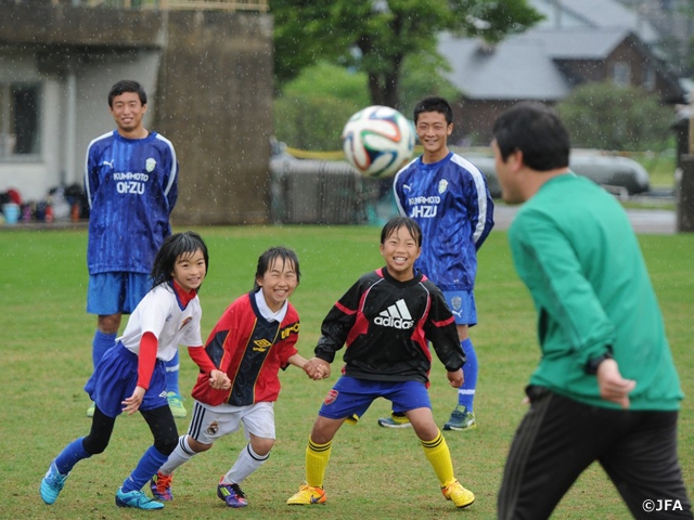 U-23 Japan National Team's coach TEGURAMORI Makoto visit quake-hit Kumamoto