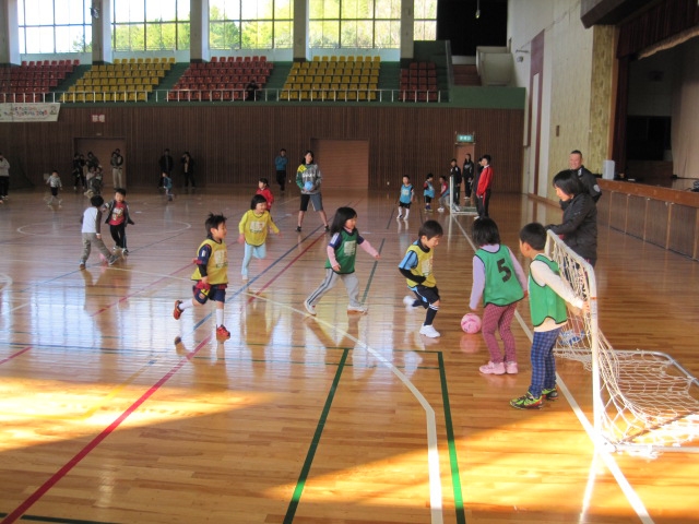 JFAキッズ（U-6）サッカーフェスティバル 島根県益田市の益田市民体育館に、90人が参加！