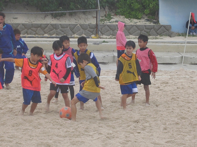 JFAビーチサッカーフェスティバル 沖縄県中頭郡の西原きらきらビーチに、162人が参加！