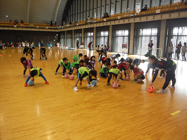 JFAキッズ（U-6/8/10）サッカーフェスティバル 岩手県久慈市の久慈市民体育館に、237人が参加！