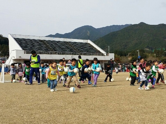 JFAキッズ（U-6）サッカーフェスティバル 三重県熊野市の山崎運動公園多目的グラウンドに、115人が参加！
