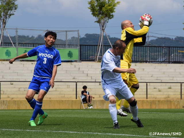 Exciting matches decide the semi-finalists in the 16th All Japan Seniors (over 60) football tournament
