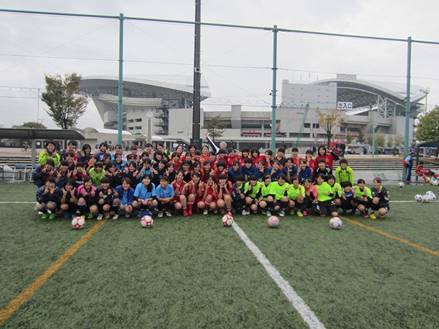 JFAレディース／ガールズサッカーフェスティバル 埼玉県さいたま市の埼玉スタジアム第4グラウンドに、100人が参加！