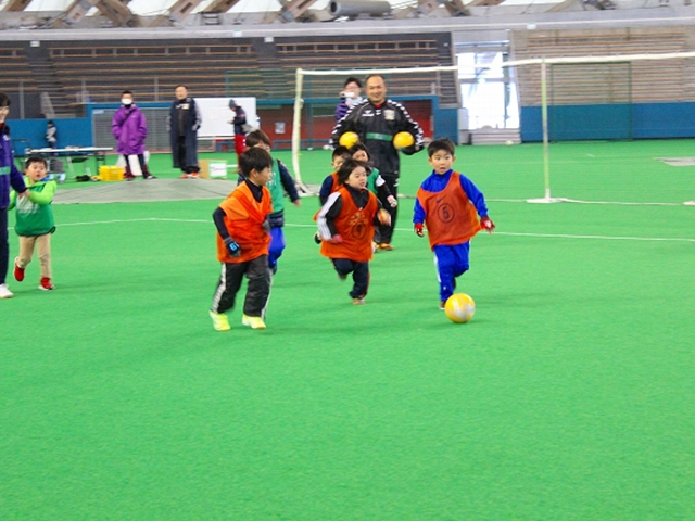 JFAキッズ（U-6/8）サッカーフェスティバル 秋田県大館市の大館樹海ドームに、227人が参加！