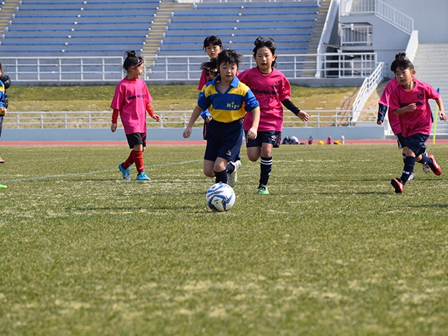 JFAガールズサッカーフェスティバル 和歌山県和歌山市の紀三井寺陸上競技場に、130人が参加！
