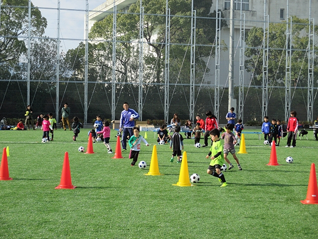 JFAキッズ（U-6/8/10）サッカーフェスティバル 徳島県徳島市の徳島文理大学サッカーグラウンドに、240人が参加！