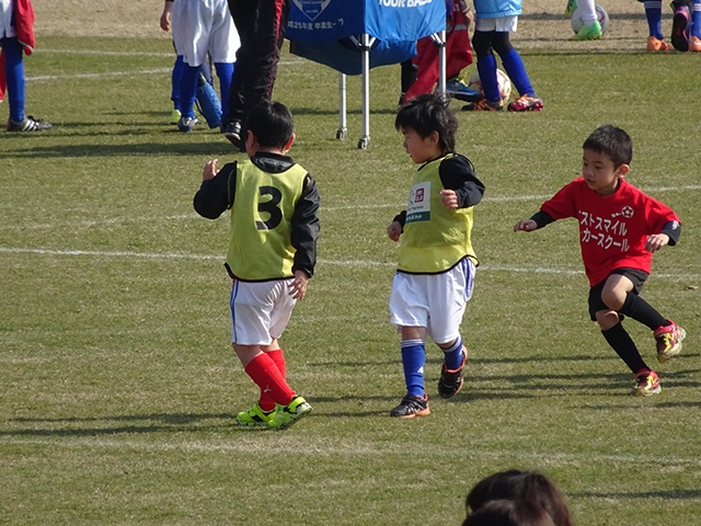 JFAキッズ（U-6/8/10）サッカーフェスティバル 福岡県飯塚市の健康の森公園多目的広場に、1120人が参加！