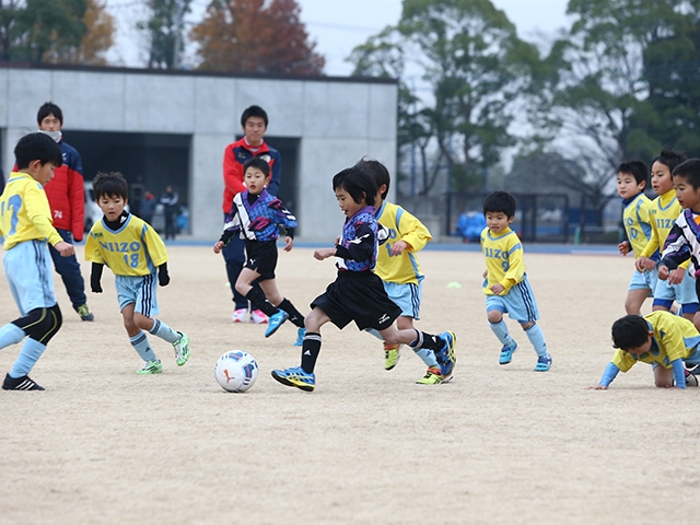 JFAキッズ（U-8）サッカーフェスティバル 埼玉県越谷市のしらこばと運動公園競技場に、857人が参加！