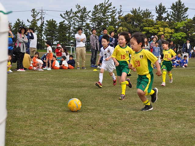 JFAキッズ（U-6/8）サッカーフェスティバル 石川県金沢市の石川県西部緑地公園陸上競技場　補助競技場に、1195人が参加！
