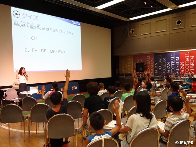 日本サッカーミュージアム 夏休み自由研究 スペシャルトークイベント3日目～「からだの中身をはかってみよう。～プロサッカー選手のカラダのひみつ～」開催～