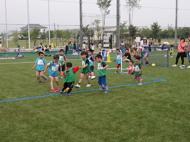 JFAキッズ（U-6）サッカーフェスティバル 福井県越前市の越前市サッカー場に、106人が参加！