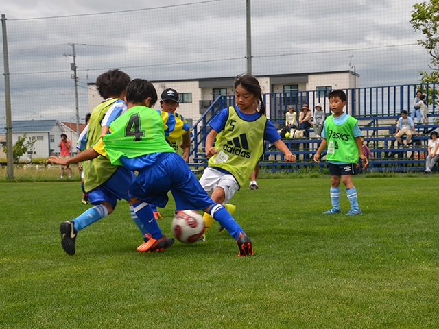 JFAキッズ（U-8/10）サッカーフェスティバル 北海道札幌市の札幌サッカーアミューズメントパーク　天然芝サッカー場に、266人が参加！