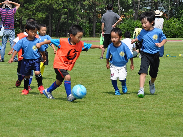 JFAキッズ（U-6/8）サッカーフェスティバル 石川県金沢市の石川県西部緑地公園陸上競技場　補助競技場に、1878人が参加！