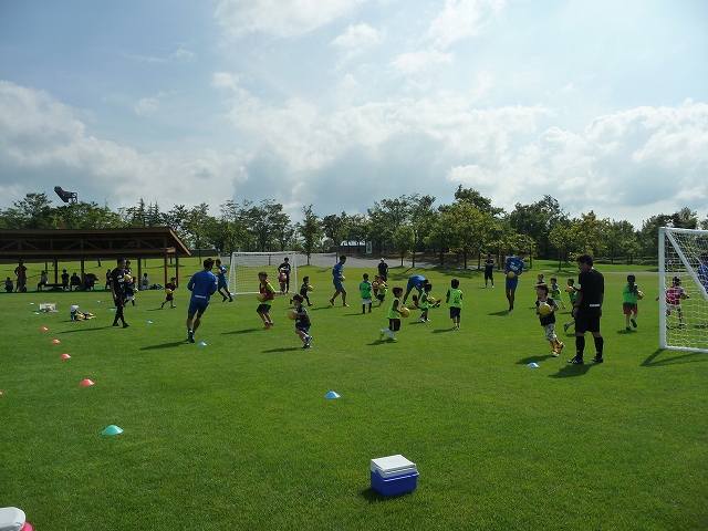 JFAキッズ（U-6/8）サッカーフェスティバル 富山県富山市の富山県総合運動公園陸上競技場に、83人が参加！