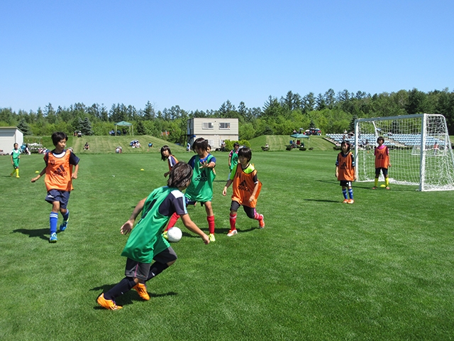 JFAガールズサッカーフェスティバル 北海道帯広市の帯広の森球技場に、96人が参加！