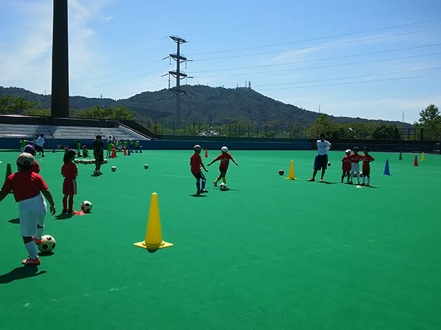 JFAキッズ（U-8/10）サッカーフェスティバル 広島県広島市の広島広域公園第二球技場に、97人が参加！