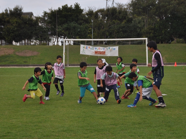 JFAキッズ（U-8）サッカーフェスティバル 鳥取県東伯郡の東伯総合運動公園サッカー場に、110人が参加！
