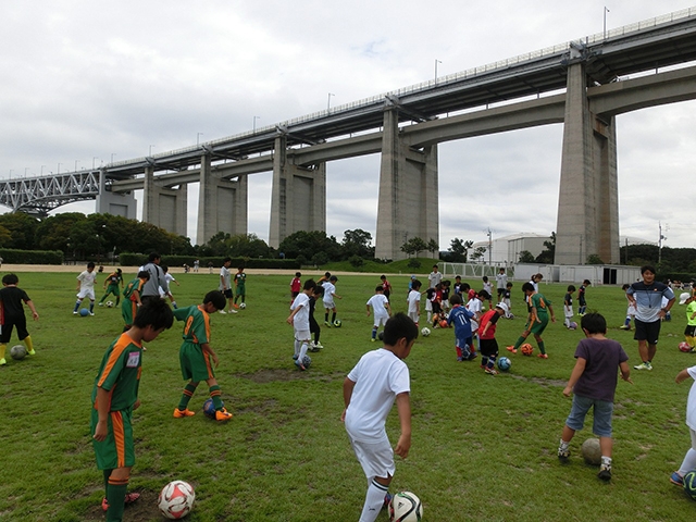 JFAフットボールデー 香川県坂出市の瀬戸大橋記念公園に、573人が参加！
