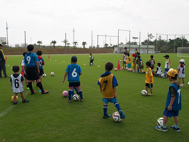 JFAフットボールデー 沖縄県国頭郡の金武町フッボールセンターに、176人が参加！