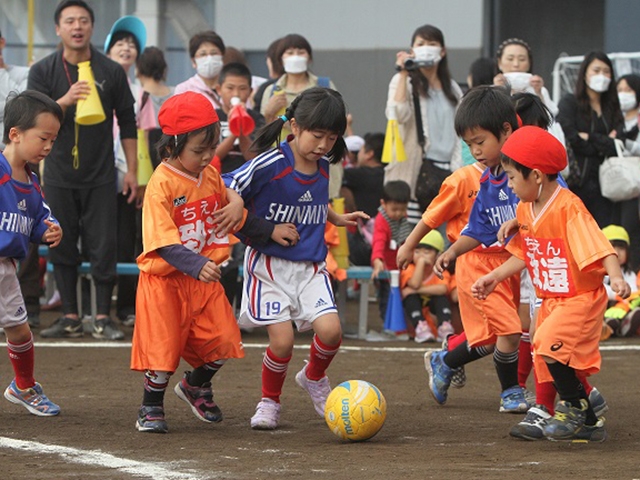 JFAキッズ（U-6）サッカーフェスティバル 青森県五所川原市のつがる克雪ドームに、1072人が参加！