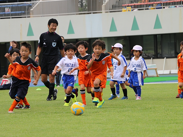 JFAキッズ（U-6）サッカーフェスティバル 静岡県裾野市の裾野市運動公園 陸上競技場に、1382人が参加！