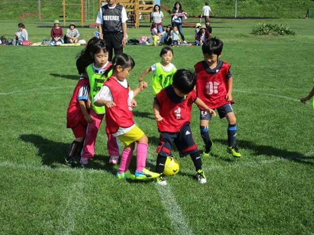 JFAキッズ（U-6/8/10）サッカーフェスティバル 北海道名寄市の名寄市日進健康の森多目的広場に、348人が参加！