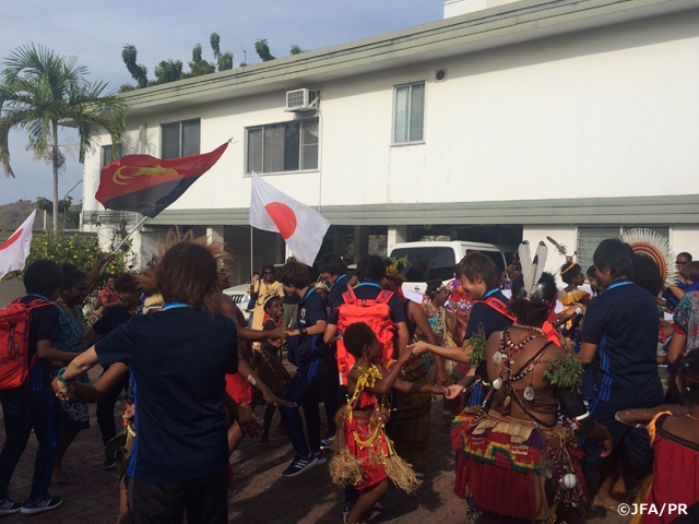 U-20 Japan Women's National Team deepen ties with local children at FIFA U-20 Women's World Cup Papua New Guinea 2016