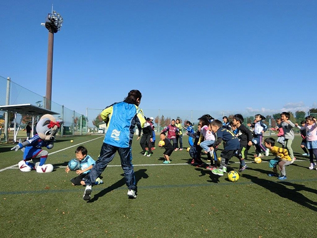 JFAレディース／ガールズサッカーフェスティバル 山梨県中巨摩郡の押原公園人工芝グランドに、80人が参加！