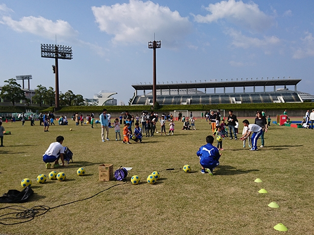 JFAキッズ（U-6/8）サッカーフェスティバル 岐阜県岐阜市の長良川陸上競技場（補助競技場）に、512人が参加！