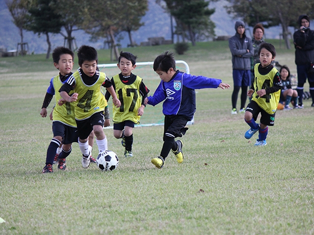 JFAキッズ（U-6/8/10）サッカーフェスティバル 徳島県鳴門市の鳴門ウチノ海総合運動公園に、325人が参加！