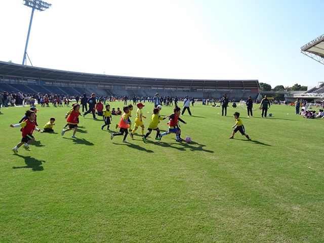 JFAキッズ（U-6）サッカーフェスティバル 千葉県柏市の千葉県立柏の葉公園総合競技場に、2560人が参加！