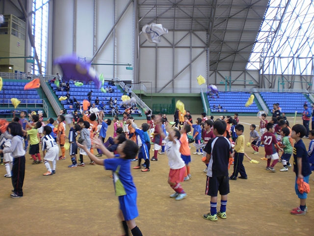 JFAキッズ（U-6/8）サッカーフェスティバル 兵庫県豊岡市の全但バス但馬ドームに、328人が参加！