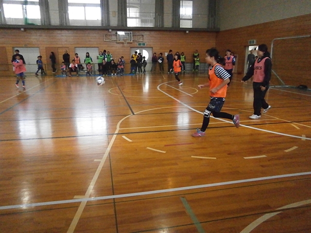 JFAファミリーフットサルフェスティバル 石川県河北郡の内灘町立清湖小学校体育館に、129人が参加！