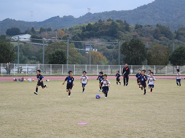 JFAキッズ（U-6/8）サッカーフェスティバル 和歌山県紀の川市の桃源郷運動公園陸上競技場に、288人が参加！