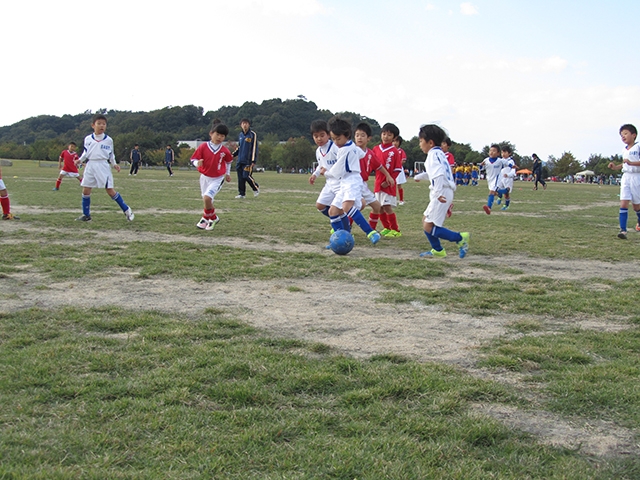 JFAキッズ（U-8）サッカーフェスティバル 香川県坂出市の瀬戸大橋記念公園球技場に、1379人が参加！