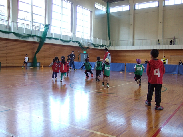 JFAキッズ（U-6）サッカーフェスティバル 福井県敦賀市の敦賀市粟野スポーツセンター体育館に、60人が参加！