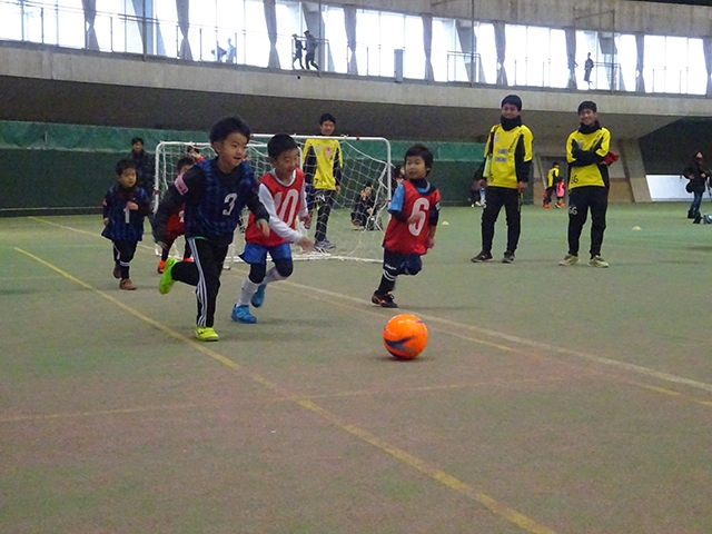 JFAキッズ（U-6/8）サッカーフェスティバル 石川県小松市のこまつドーム屋内アリーナに、430人が参加！