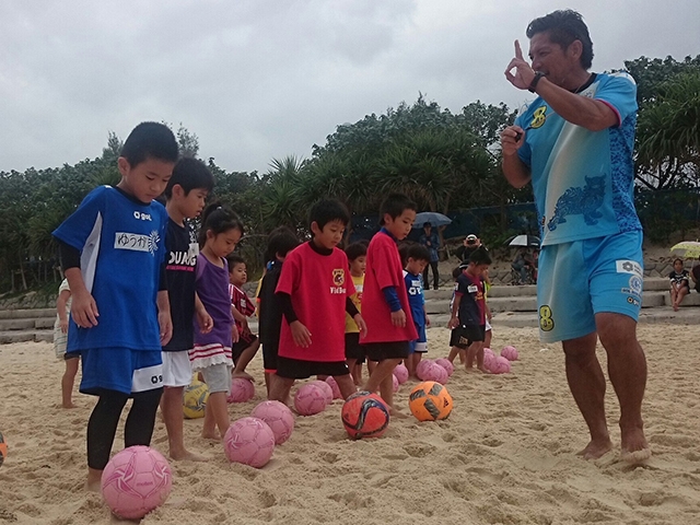 JFAキッズ（U-6/8/10）サッカーフェスティバル 沖縄県中頭郡の西原きらきらビーチに、169人が参加！