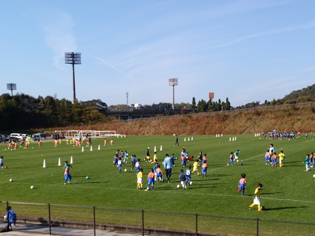 JFAキッズ（U-8）サッカーフェスティバル 高知県高知市の春野運動公園多目的グランドに、414人が参加！