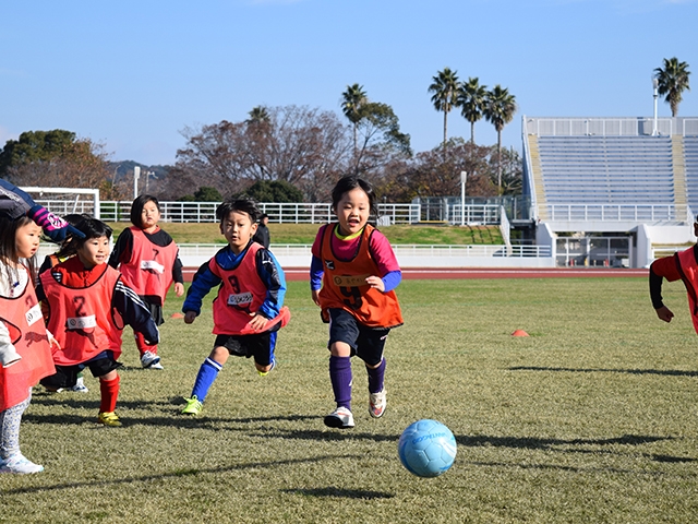 JFAキッズ（U-6/8）サッカーフェスティバル 和歌山県和歌山市の紀三井寺陸上競技場に、311人が参加！