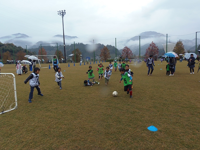 JFAキッズ（U-6）サッカーフェスティバル 高知県高岡郡の日高村総合運動公園に、189人が参加！