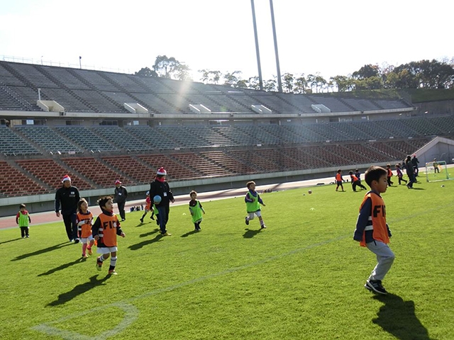 JFAキッズ（U-6/8）サッカーフェスティバル 兵庫県神戸市の神戸総合運動公園ユニバー記念競技場に、298人が参加！