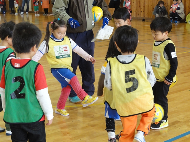 JFAキッズ（U-6）サッカーフェスティバル 福井県越前市の丹南総合公園体育館に、100人が参加！