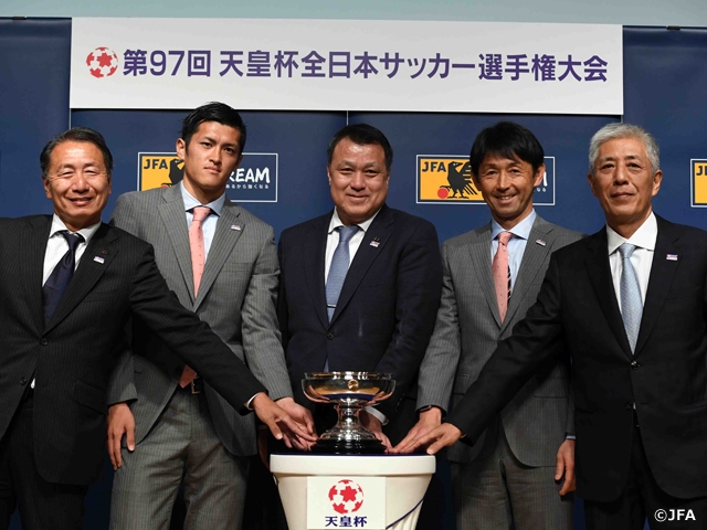 Defending champions Kashima Antlers return winning trophy at press conference of 97th Emperor's Cup